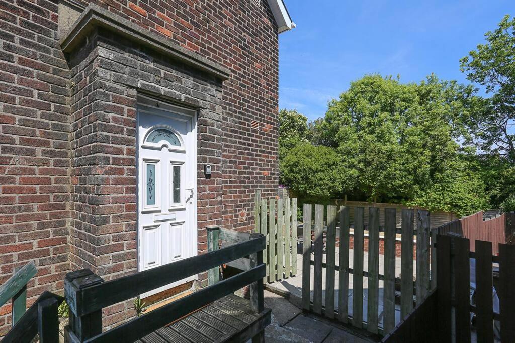 2 Bedroom House In Belfast With Garden Exterior photo