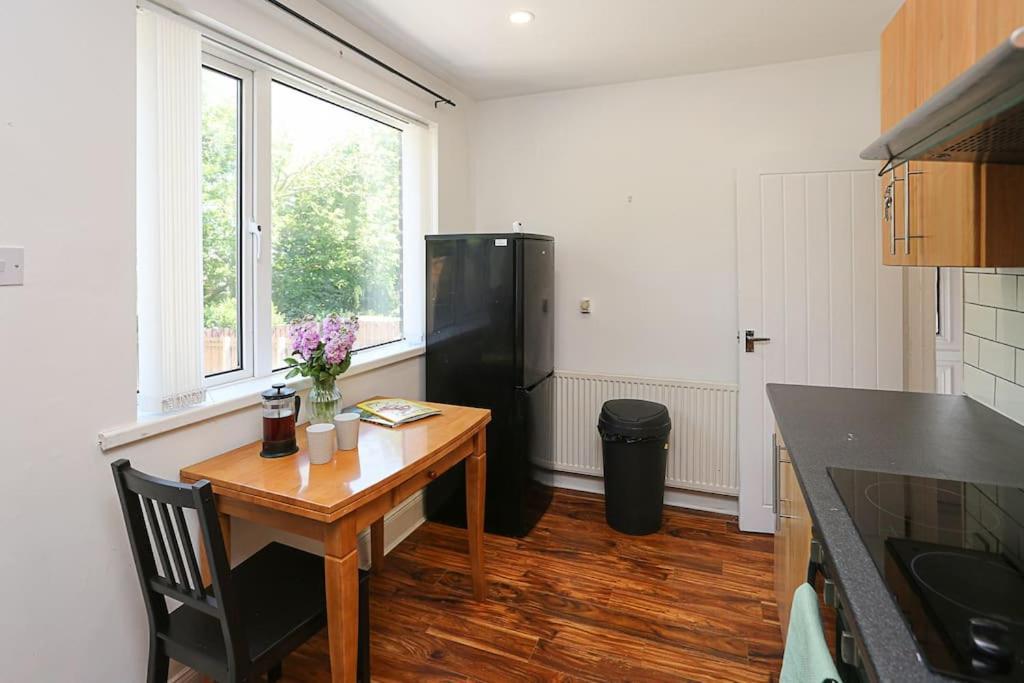 2 Bedroom House In Belfast With Garden Exterior photo